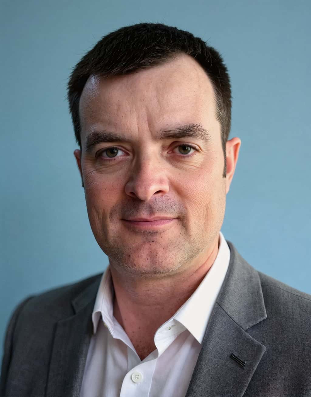 Business casual headshots: what to wear, backgrounds and examples